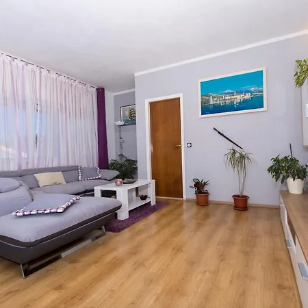 Apartment Green